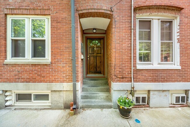 Building Photo - 46 Medford St