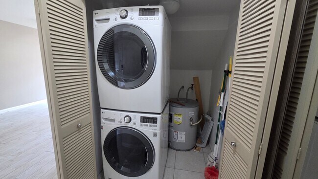 Building Photo - Beautiful 3/2.5 Townhome "Ke Noho Kai" at Ocean Pointe