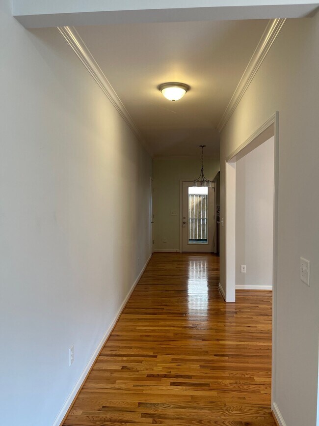 Building Photo - "Charming 2-Bed, 2-Bath Condo with Gleamin...