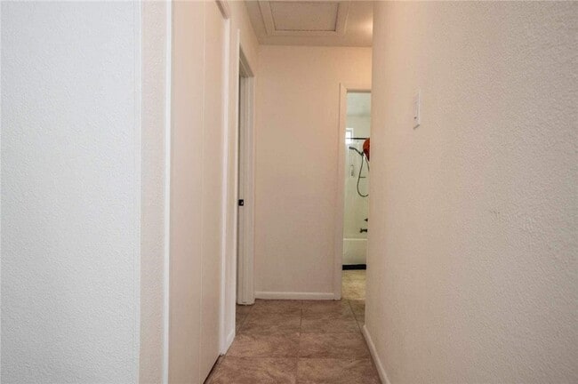 Building Photo - 9563 Goldfinch Cir