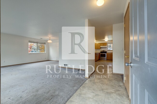 Building Photo - 3 Bedroom / 3 Bath Home Available in the Heart of Shady Cove!