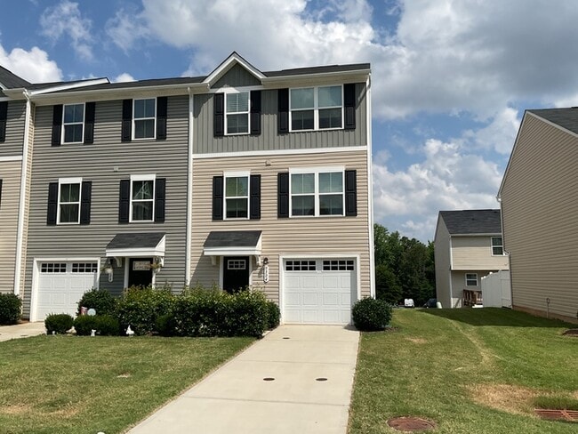 Building Photo - 3 bed, 2.5 bath end unit townhome!