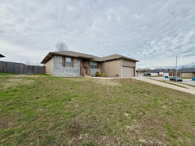 Building Photo - 633 S Southgate Dr