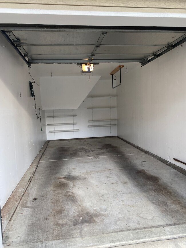 Building Photo - Pleasanton Townhouse, 2 Bed 2 Bath Upstairs End Unit, Private Patio, 2 parking spots, Close to do...