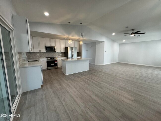 Building Photo - 514 W Fellars Dr