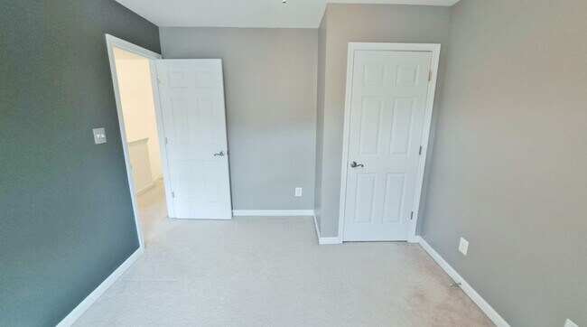 Building Photo - 3 Bed / 2-1/2 Bath Single Family Townhome with 1-Car Garage
