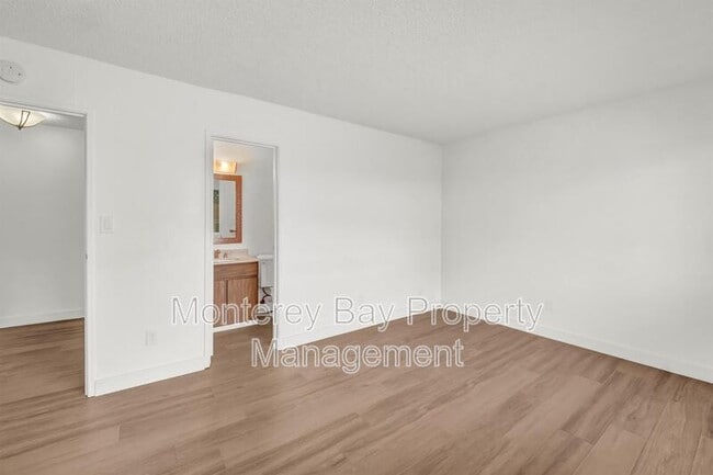Building Photo - 3137 Seacrest Ave