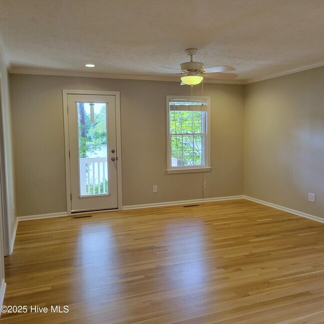 Building Photo - 62 Pine Ridge Dr