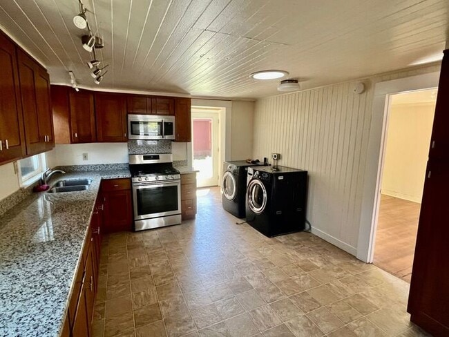 Building Photo - 5th Street Charm! Apply NOW!