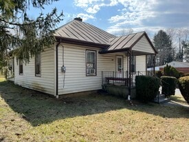 Building Photo - 502 Clay St SE