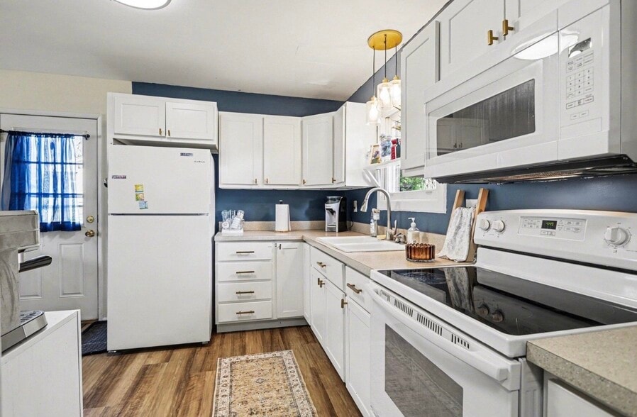 Building Photo - 133 W Hughes St