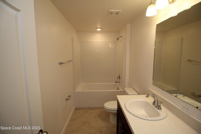 Building Photo - 256 Trembley Ave SW