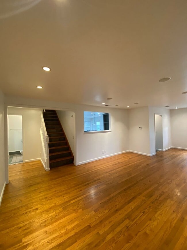 Building Photo - Long Beach: 4 bedroom 3 bath with Spacious...