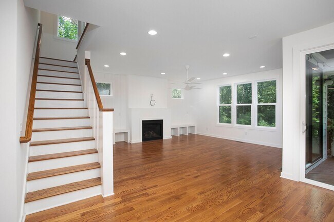 Building Photo - Modern Beauty In Charming Neighborhood!