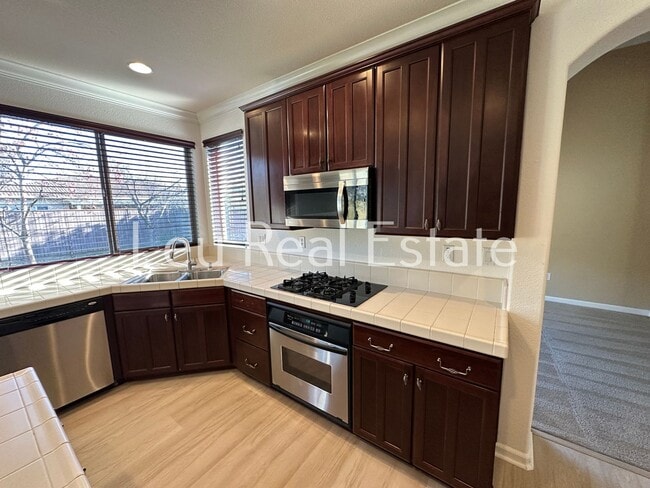 Building Photo - Lovely, 5bd, 3ba home in Serrano, with 3 c...