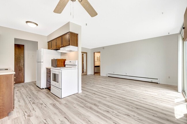 Building Photo - 1 Bedroom, 1 Bath open floor plan close to Downtown Hopkins