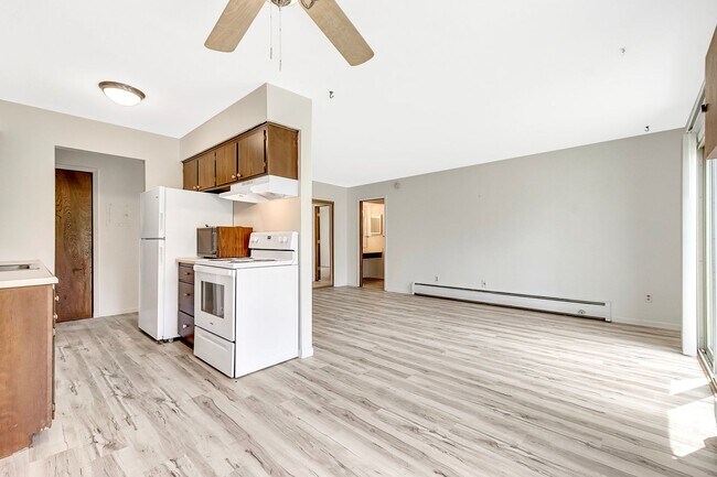 Building Photo - 1 Bedroom, 1 Bath open floor plan close to...