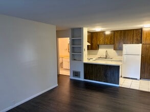 Building Photo - 1-Bed Condo in Heart of Mission Valley!