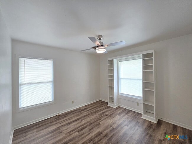 Building Photo - 1401 W Ave B