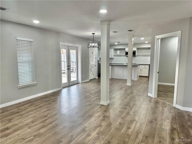 Building Photo - 15 Zinnia Ave