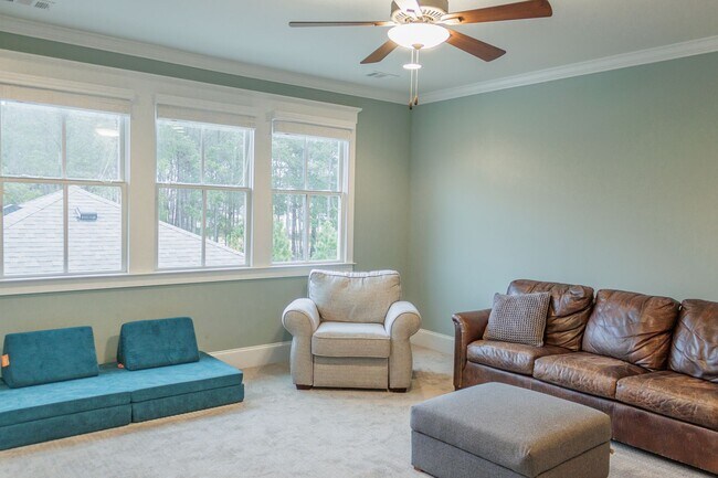 Building Photo - 4 Bedroom, 4.5 Bathroom Home!