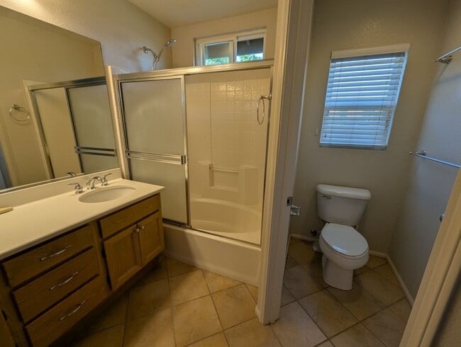 Building Photo - 3 Bedroom - 2.5 Bathroom Townhome in Scrip...
