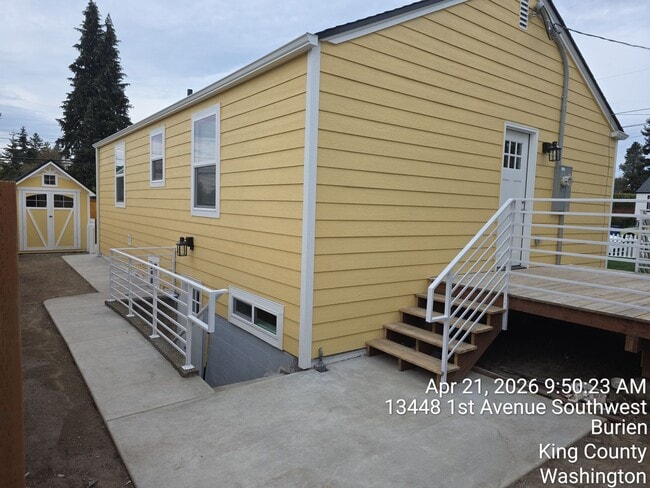 Building Photo - Burien Newly remodeled home - 3 bedrooms 2 bathrooms - A must see - available NOW