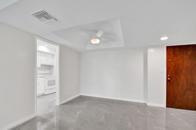 Building Photo - 3750 Inverrary Dr