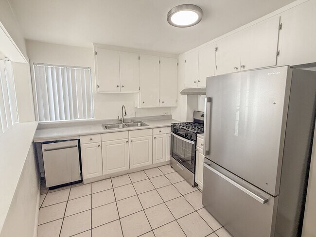 Building Photo - Cute 2 Bedroom/1 Bath in North/South Park- ONLY $1000 DEPOSIT!