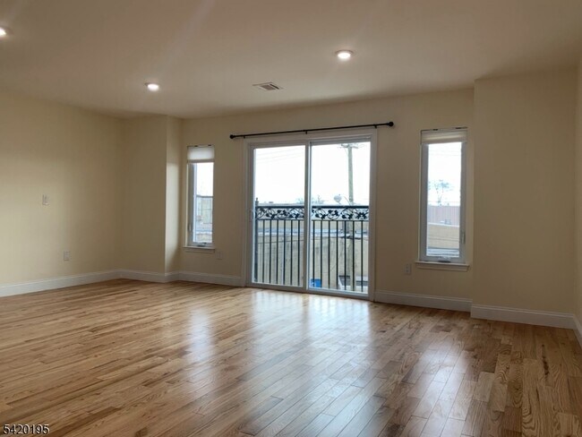 Building Photo - 257 Dukes St