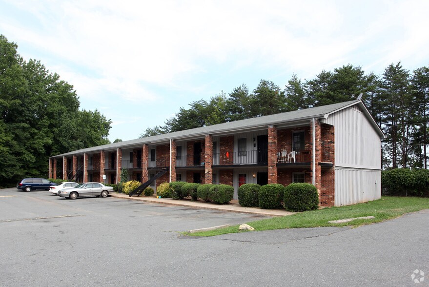 Primary Photo - Delmonte Court Apartments
