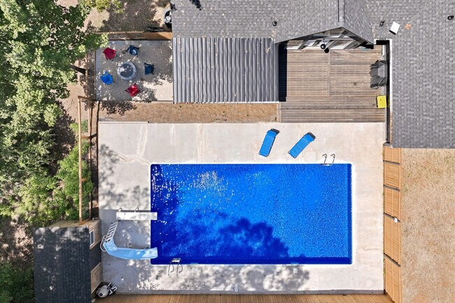 Building Photo - 4225 Twin Rivers Dr