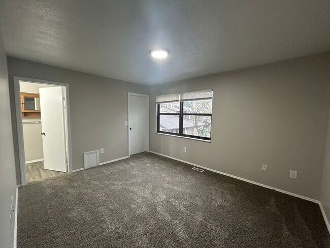 Building Photo - 647 Hidden Valley Ct