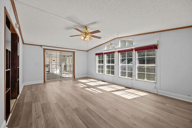 Building Photo - 4 bedroom 2 bathroom spacious home!