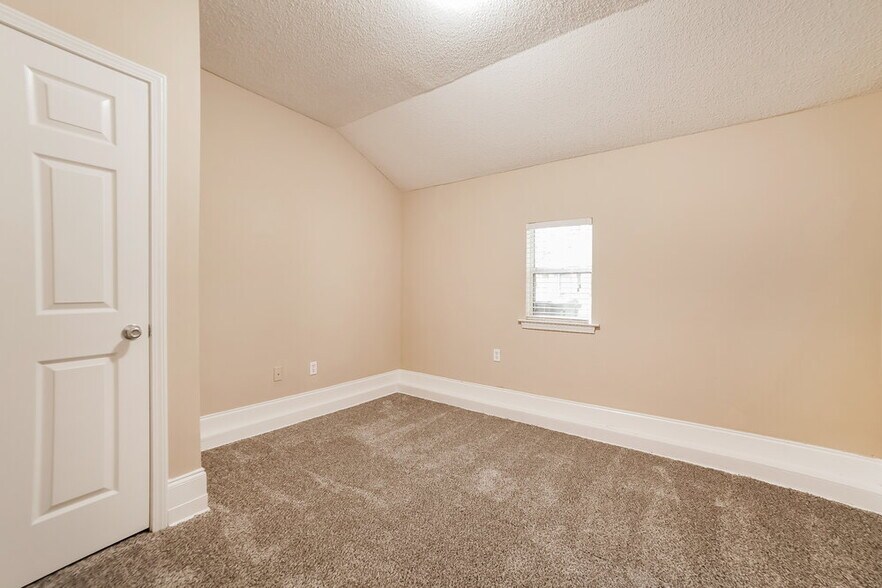 Building Photo - 732 Charter Oak Dr