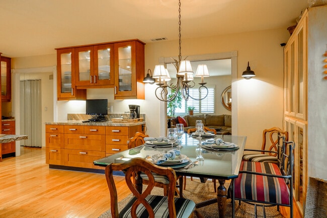 Building Photo - Furnished Single Story Home West of the Freeway