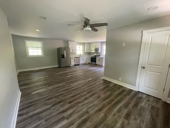 Building Photo - Culdesac living!  FULLY remodeled 3 Bed 2 ...