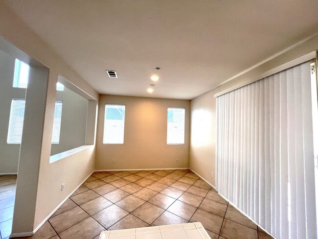 Building Photo - Beautiful 4 Bedroom, 3 Baths Single Family Home In North Fontana for Lease