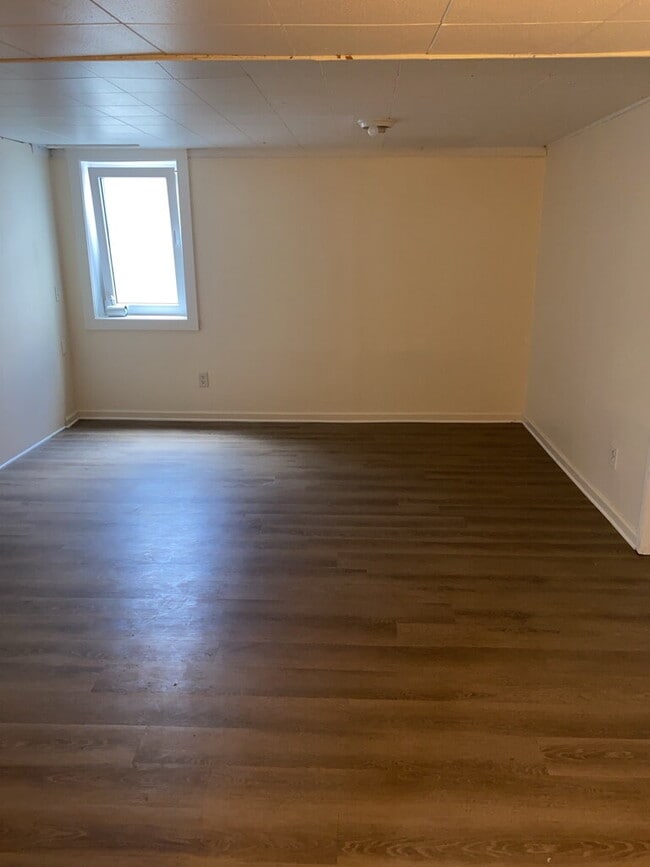 Building Photo - 560 S 40th St