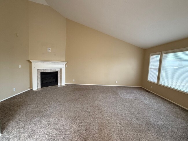 Building Photo - Check out this lovely 3-bedroom, 2-bath ho...