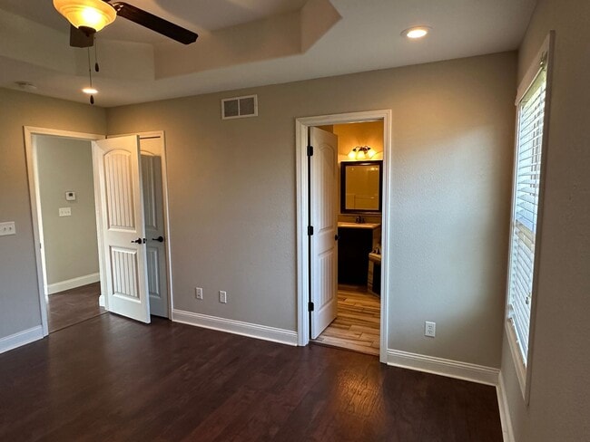 Building Photo - 4 Bedroom 3 Bath 2 Stall Garage in Waynesville - Available with 30 day notice