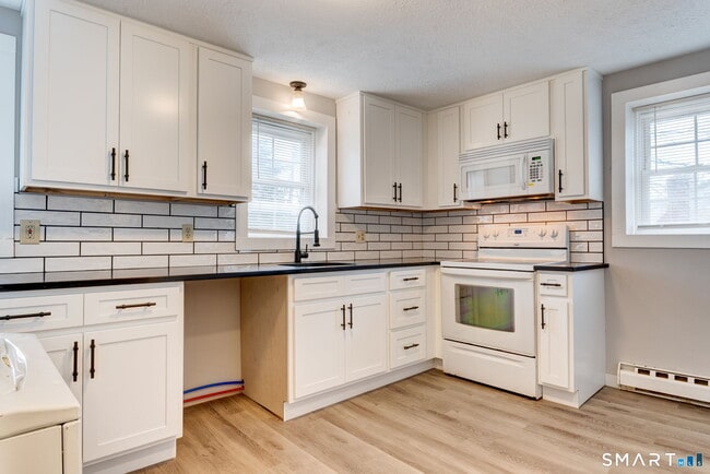 Building Photo - 8 Maple Ave