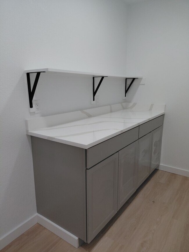 Building Photo - 3/2/2 Newly remodeled home with new appliances, flooring and much more!
