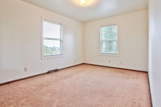 Building Photo - Private & Cozy Duplex In Prime Holland Loc...