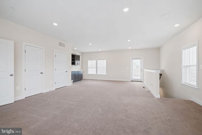 Building Photo - 143 Rubens Dr