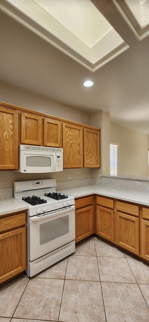 Building Photo - FRESHLY PAINTED 2 Bedroom Patio Home in Ag...