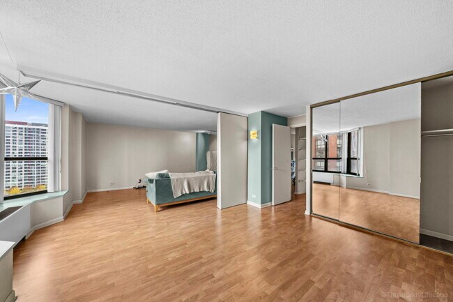 Building Photo - 899 S Plymouth Ct