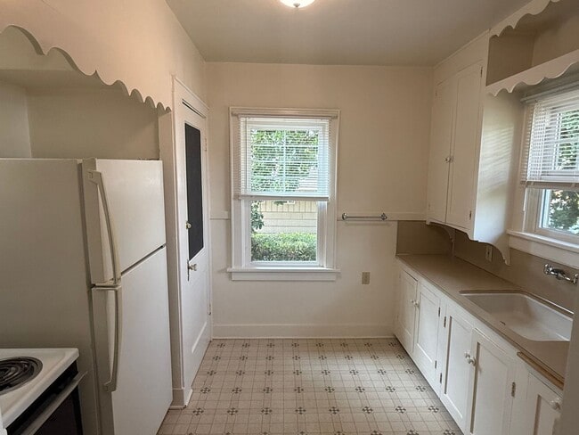 Building Photo - Charming 2BR/1BA Campus House