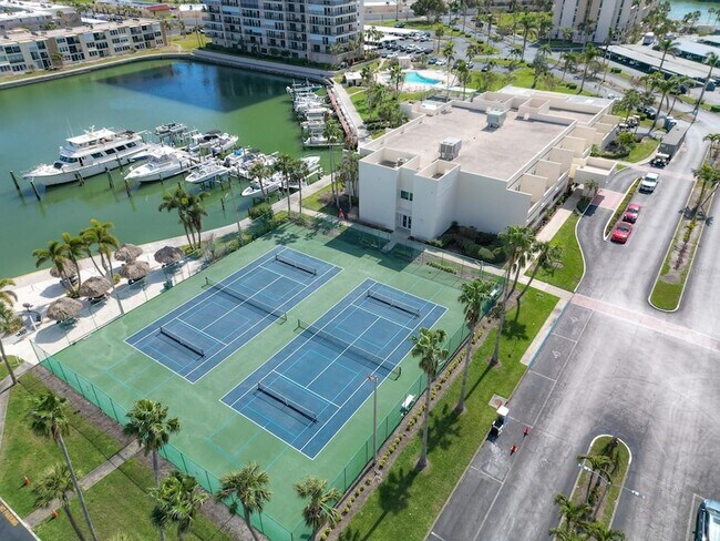 Building Photo - 7920 Sun Island Dr S