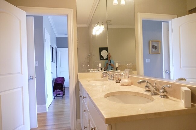 Building Photo - 3024 N Sheffield Ave